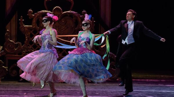 Сцена из оперетты Летучая мышь Саратовского академического театра оперы и балета