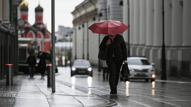 Девушка с зонтом в центре Москвы