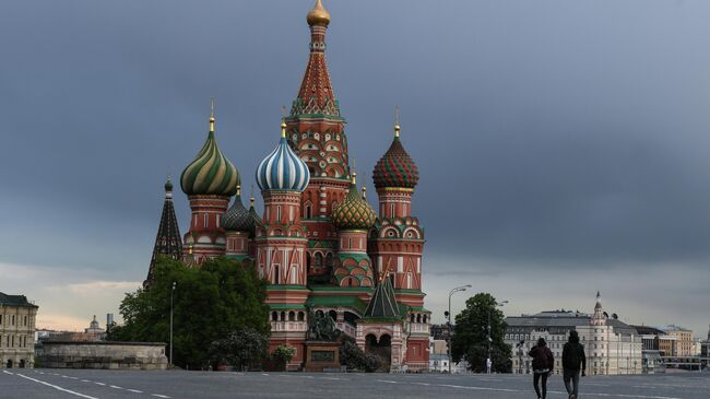 Прохожие на Красной площади в Москве