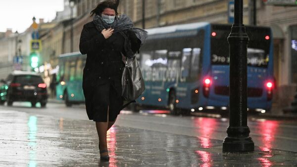 Женщина под дождем в центре Москвы
