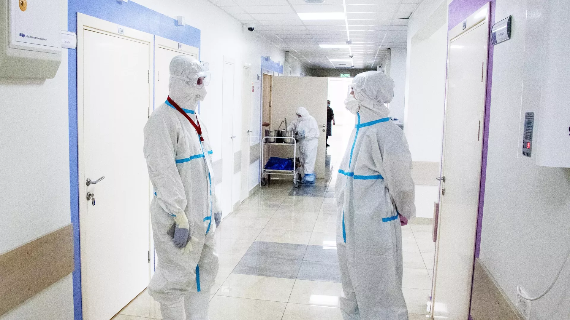 Врачи в коридоре Университетской клинической больницы Первого МГМУ им. И. М. Сеченова - РИА Новости, 1920, 26.05.2020