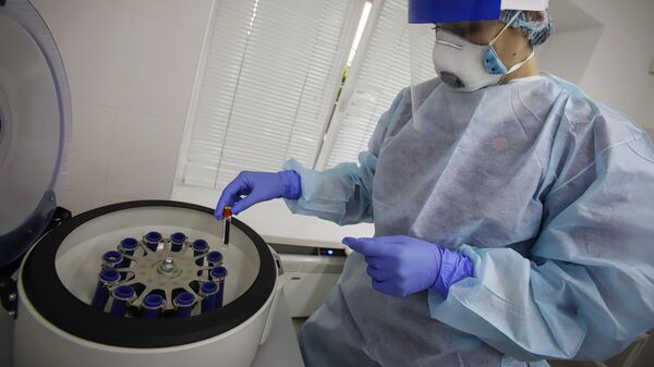 Медицинский работник выполняет тест на наличие антител к коронавирусу