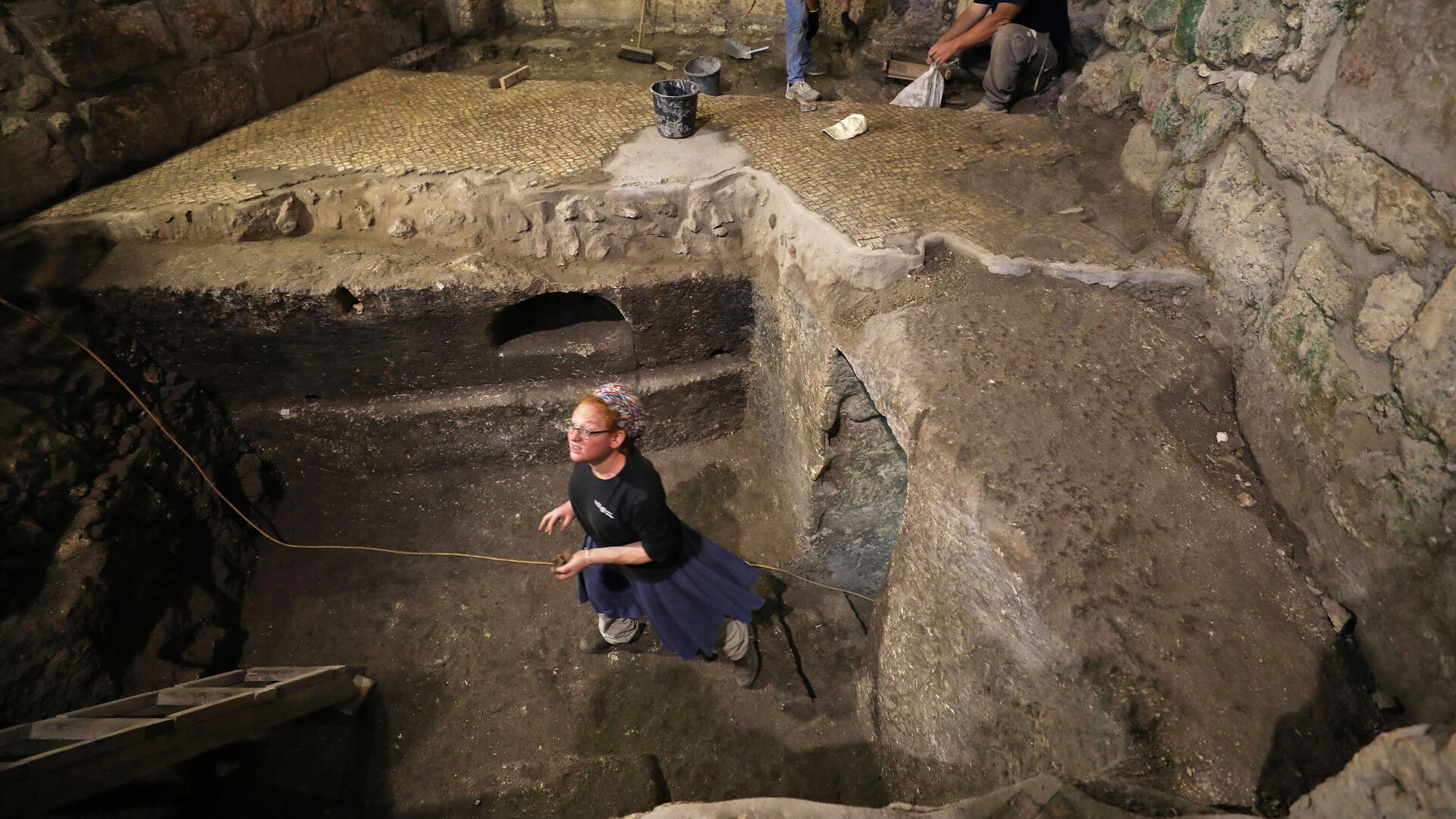 Археологи во время раскопок возле западной стены в Старом городе Иерусалима - РИА Новости, 1920, 21.05.2020