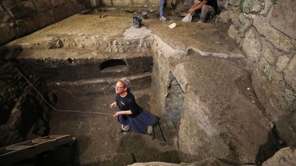 Археологи во время раскопок возле западной стены в Старом городе Иерусалима