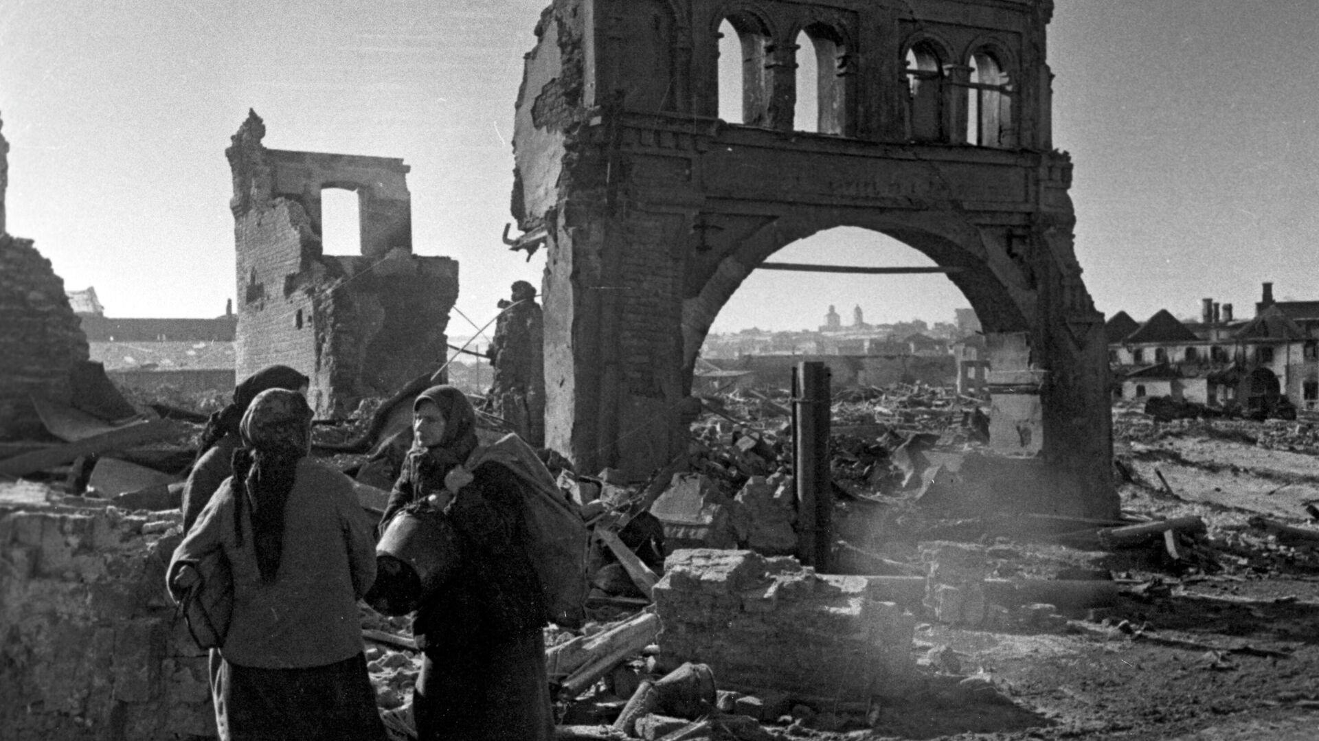Руины города Вязьмы после боев за освобождение от немецко-фашистских захватчиков - РИА Новости, 1920, 22.06.2023