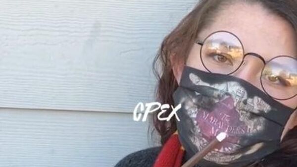 Стоп-кадр видео с представлением защитной маски с картой в стиле произведения Гарри Поттер