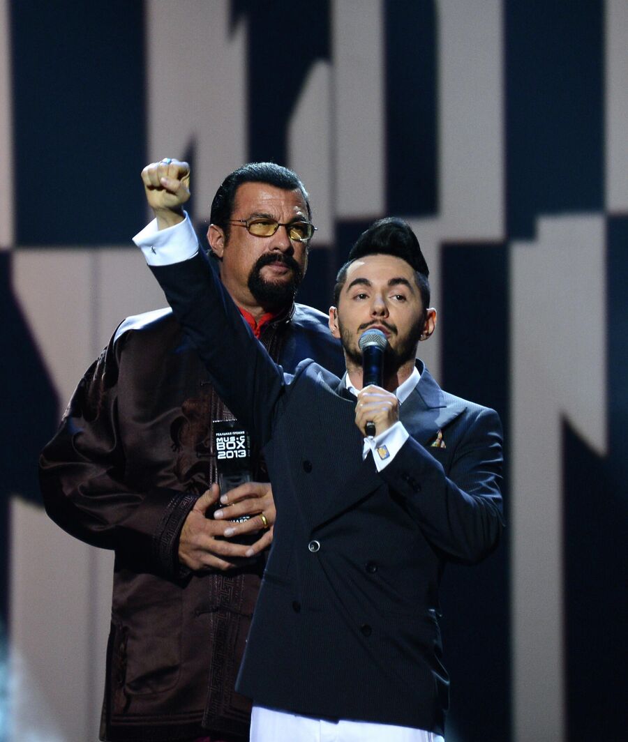Американский актер Стивен Сигал (слева) вручает певцу и шоумену Тимуру Родригезу приз в номинации Лучшее видео на церемонии вручения премии музыкального телеканала MUSICBOX 