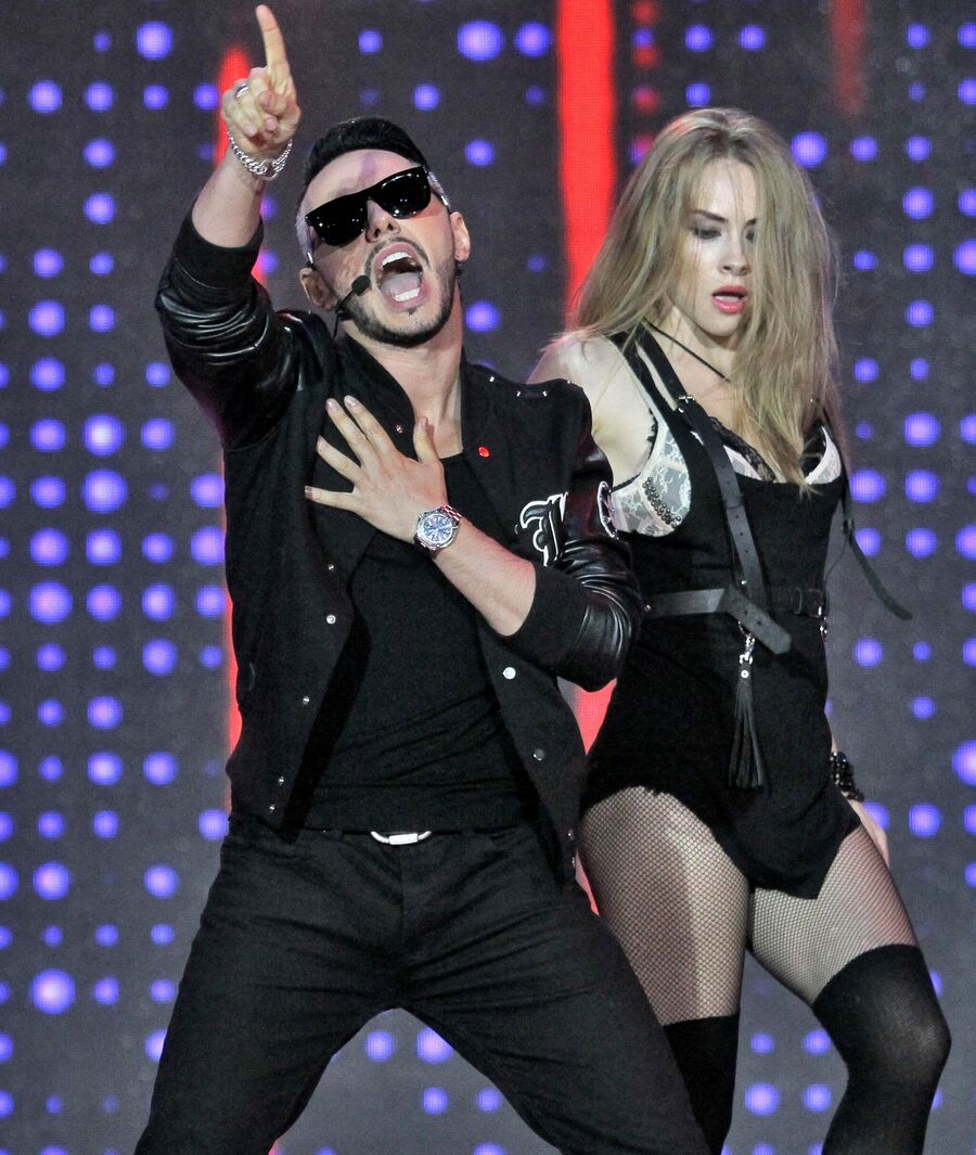 Шоумен и певец Тимур Родригез выступает на концерте, посвященном закрытию XXIII Международного фестиваля искусств Витебск-2014.