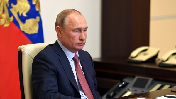 Владимир Путин во время встречи в режиме видеоконференции с губернатором Краснодарского края Вениамином Кондратьевым