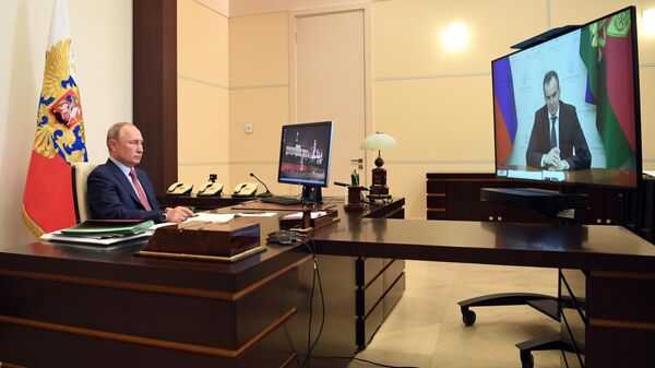 Владимир Путин во время встречи в режиме видеоконференции с губернатором Краснодарского края Вениамином Кондратьевым