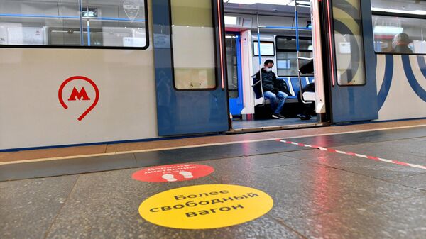 На фиолетовой линии московского метро человек упал на пути