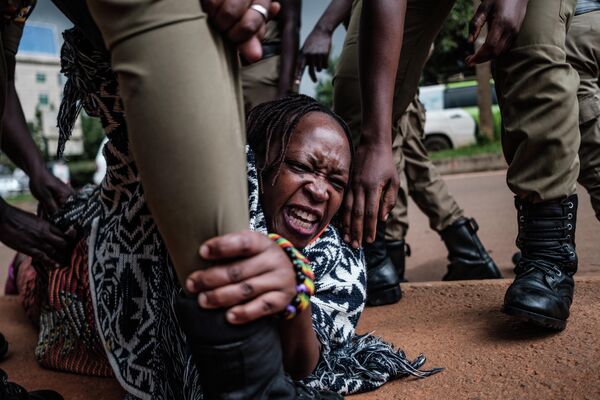Угандийская активистка Стелла Ньянзи во время задержания в Кампале
