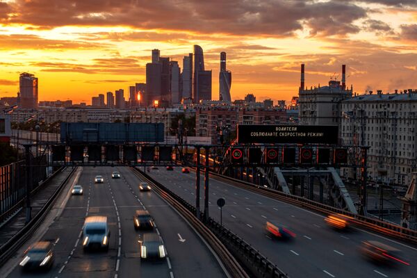 Автомобили движутся на Третьем транспортном кольце в Москве