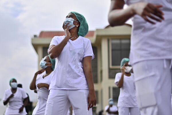 Медсестры танцуют во время урока зумбы в больничном комплексе Найроби