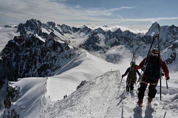Возобновление работы горнолыжного курорта в горах Монблан во Франции 