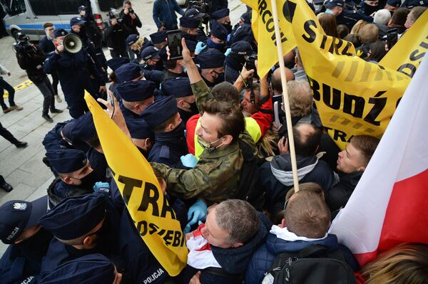 Столкновения участников акции протеста против карантинных мер, введенных в связи с пандемией коронавируса COVID-19, с сотрудниками полиции в Варшаве