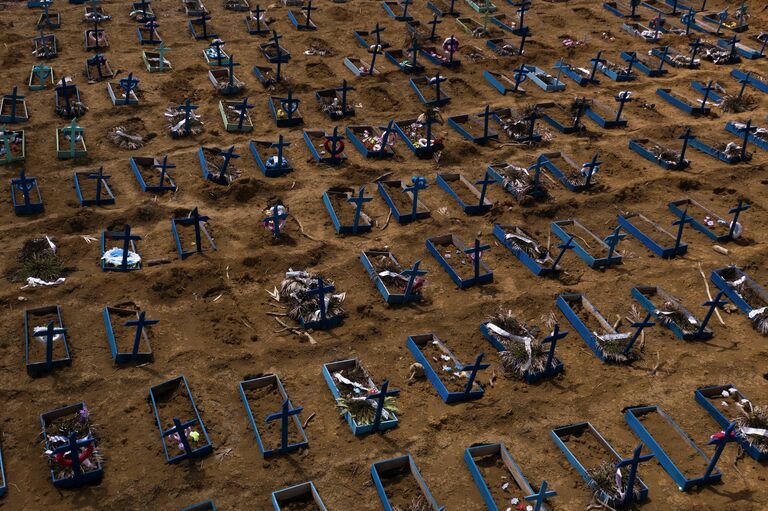 Могилы скончавшихся от коронавируса на кладбище в Манаусе, Бразилия Могилы скончавшихся от коронавируса на кладбище в Манаусе, Бразилия