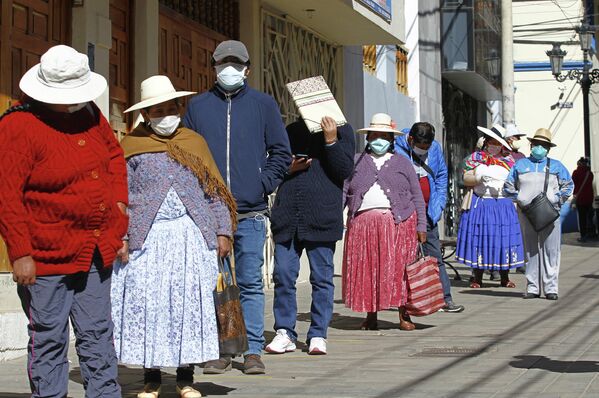 Очередь за информацией по выплатам пострадавшим от кризиса, вызванного пандемией коронавируса в  Пуно, Перу 