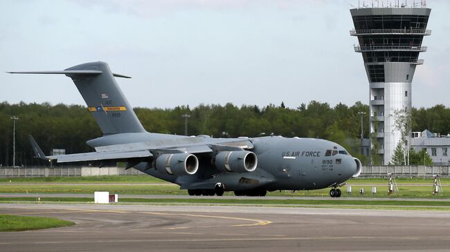 Американский военный самолет Boeing C-17 Globemaster III, доставивший партию из 50 аппаратов искусственной вентиляции легких из США, в аэропорту Внуково