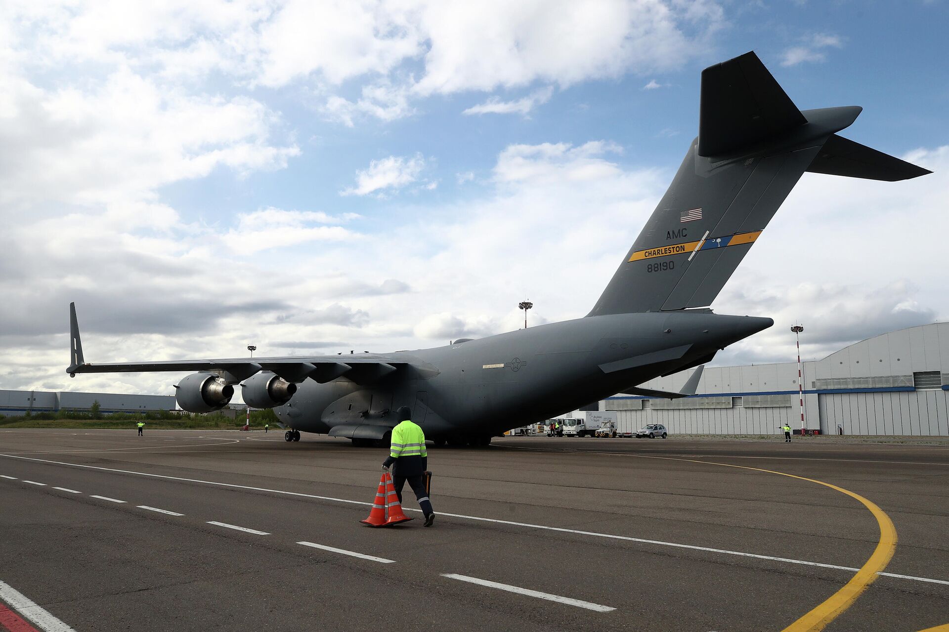 Американский военный самолет Boeing C-17 Globemaster III, доставивший партию из 50 аппаратов ИВЛ из США, в аэропорту Внуково - РИА Новости, 1920, 21.04.2021