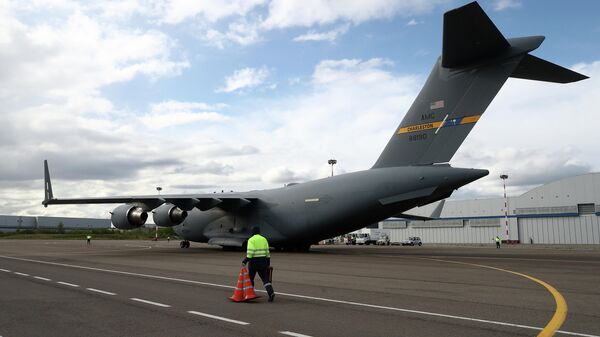Американский военный самолет Boeing C-17 Globemaster III, доставивший партию из 50 аппаратов ИВЛ из США, в аэропорту Внуково