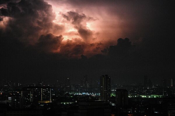 Грозовые облака перед штормом в Маниле 