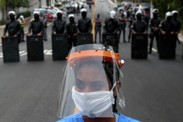 Жительница муниципалитета Параизополис во время акции протеста в Сан -Паулу, Бразилия 