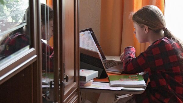 Девочка во время онлайн занятия у себя дома в Москве