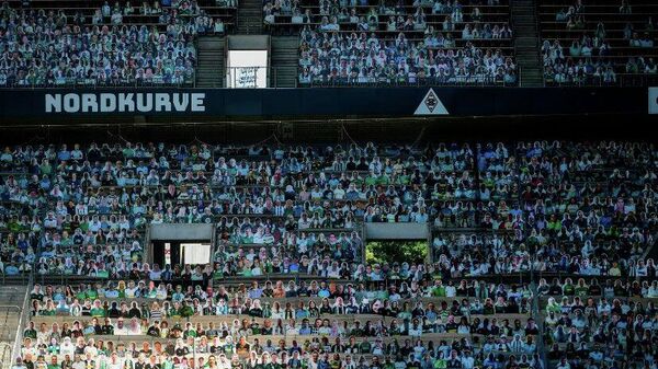 Трибуны футбольного стадиона Боруссия-Парк с изображениями болельщиков мёхненгладбахской Боруссии
