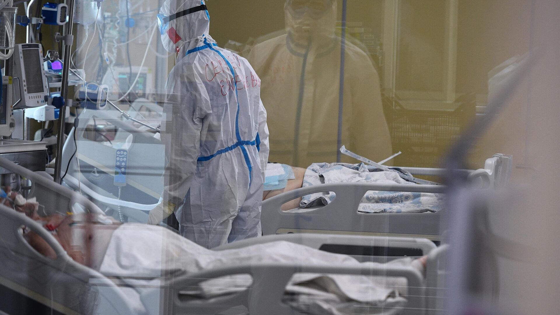 Медицинский работник возле кровати пациентов в одном из отделений госпиталя COVID-19 в Центре мозга и нейротехнологий ФМБА России - РИА Новости, 1920, 17.11.2021