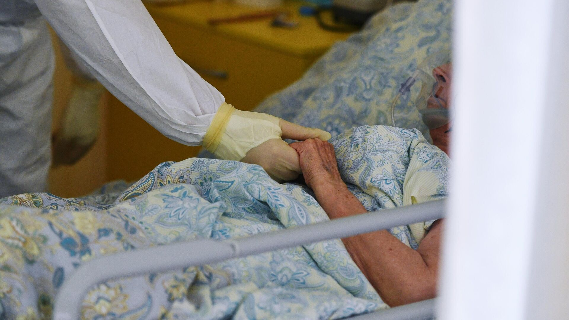 Медицинский работник возле кровати пациента в одном из отделений госпиталя COVID-19 в Центре мозга и нейротехнологий ФМБА России - РИА Новости, 1920, 19.10.2020