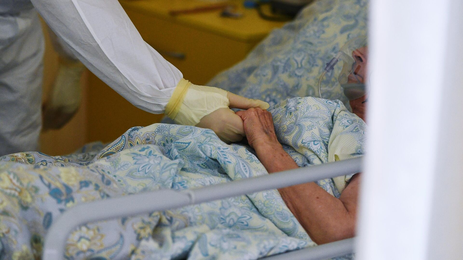 Медицинский работник возле кровати пациента в одном из отделений госпиталя COVID-19 в Центре мозга и нейротехнологий ФМБА России - РИА Новости, 1920, 09.12.2021