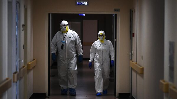 Медицинские работники в одном из отделений госпиталя COVID-19 в Центре мозга и нейротехнологий ФМБА России