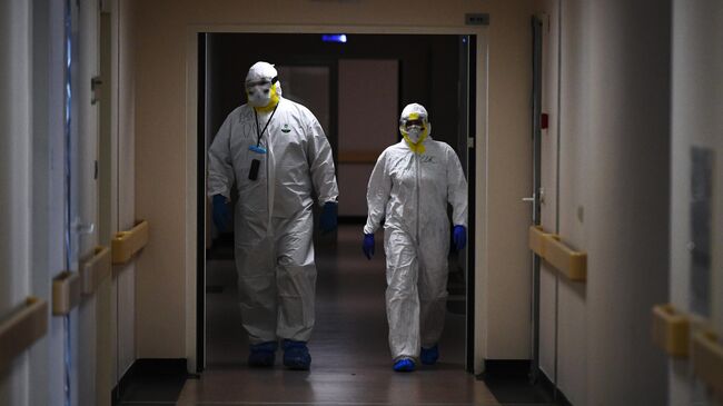 Медицинские работники в одном из отделений госпиталя COVID-19 в Центре мозга и нейротехнологий ФМБА России