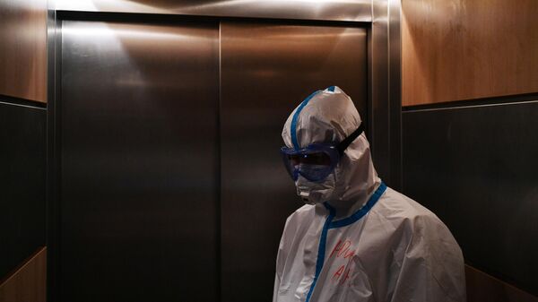 Медицинский работник в лифте в одном из отделений госпиталя COVID-19
