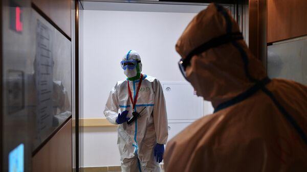 Медицинские работники в лифте в одном из отделений госпиталя COVID-19 в Центре мозга и нейротехнологий ФМБА России