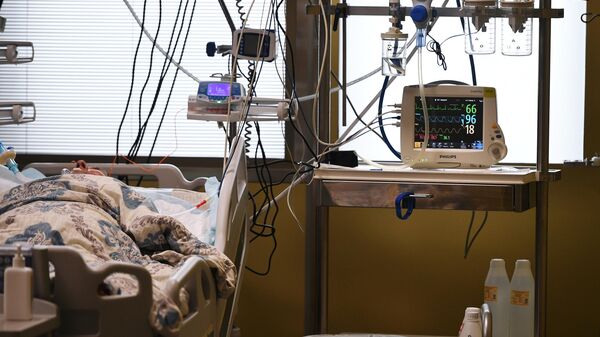 Пациент в палате интенсивной терапии в одном из отделений госпиталя COVID-19 в Центре мозга и нейротехнологий ФМБА России