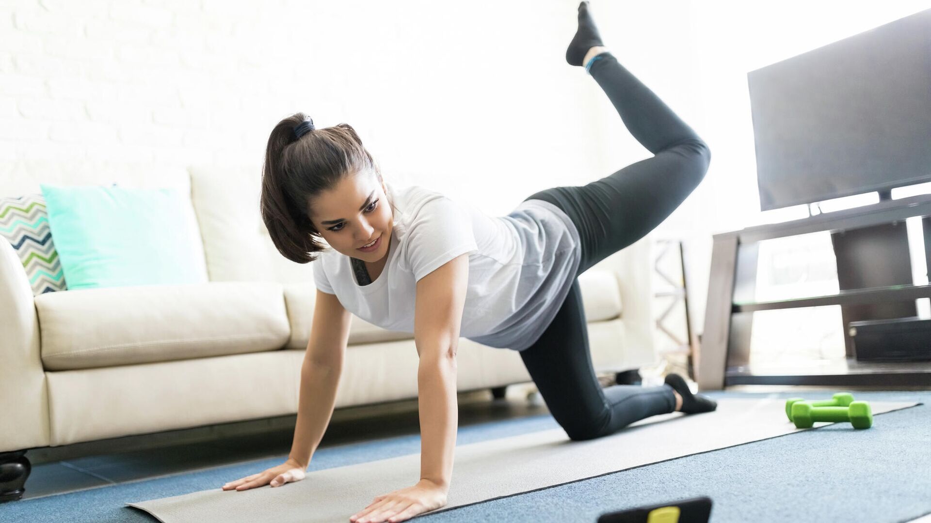 7 упражнений для домашних тренировок, которые помогут оставаться в отличной форме