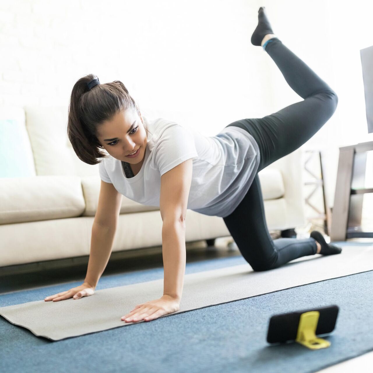Фитнес для начинающих и похудения: тренировки и упражнения в домашних условиях