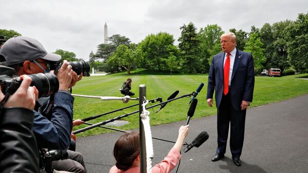 Президент США Дональд Трамп беседует со СМИ на южной лужайке Белого дома в Вашингтоне