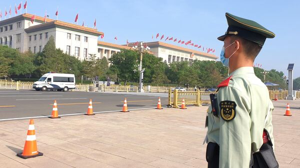Сотрудник службы безопасности возле Дома народных собраний в Пекине