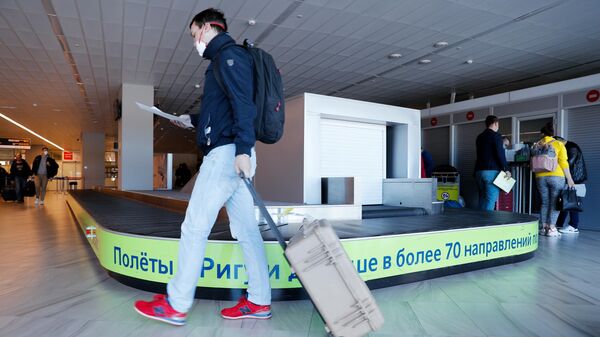 Пассажир в зоне выдачи багажа в аэропорту Храброво в Калининграде