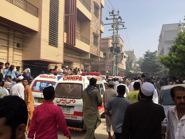 Машины скорой помощи на месте крушения пассажирского самолета в жилом районе недалеко от аэропорта в Карачи