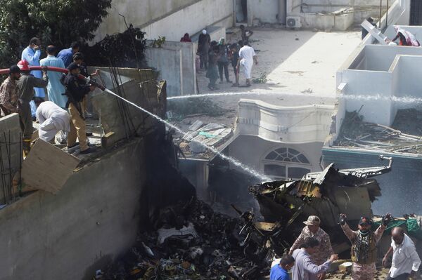 На месте крушения пассажирского самолета в жилом районе недалеко от аэропорта в Карачи