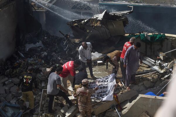 На месте крушения пассажирского самолета в жилом районе недалеко от аэропорта в Карачи