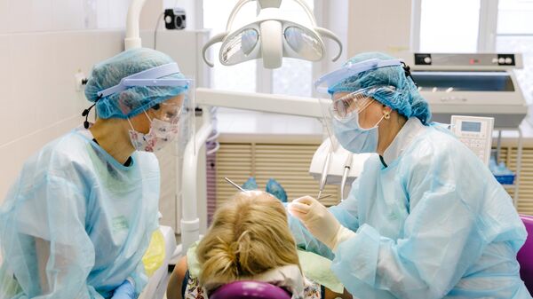 Врачи-стоматологи во время работы в терапевтическом отделении семейной стоматологии Здравушка в Иванове