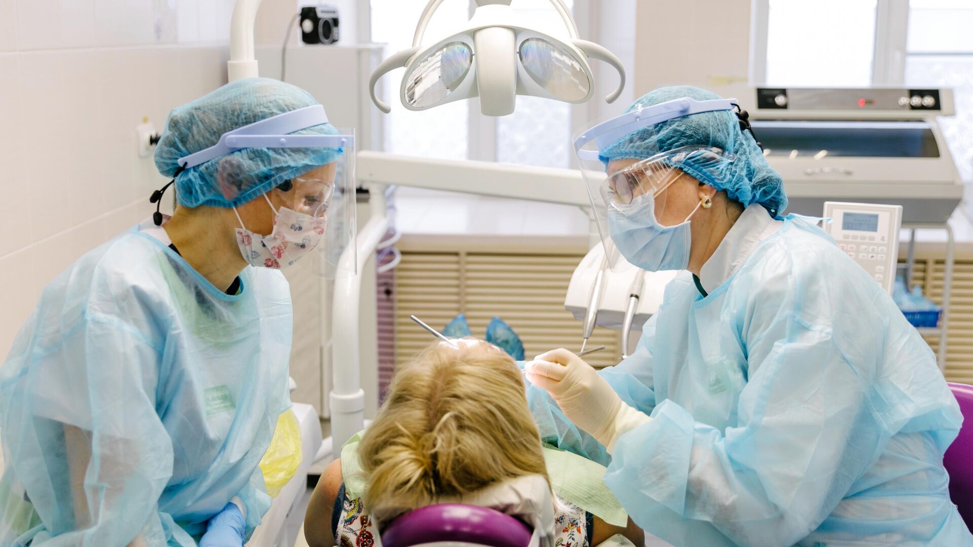 Врачи-стоматологи во время работы в терапевтическом отделении семейной стоматологии Здравушка в Иванове - РИА Новости, 1920, 17.12.2025