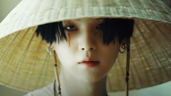 Кадр из клипа на песню Великий удар  южнокорейского рэпера Мин Юнги (Agust D)