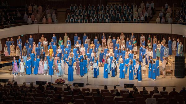 Хор Весна и его выпускники поют песню По зеленым холмам океана в концертном зале Зарядье 18 января 2019 года