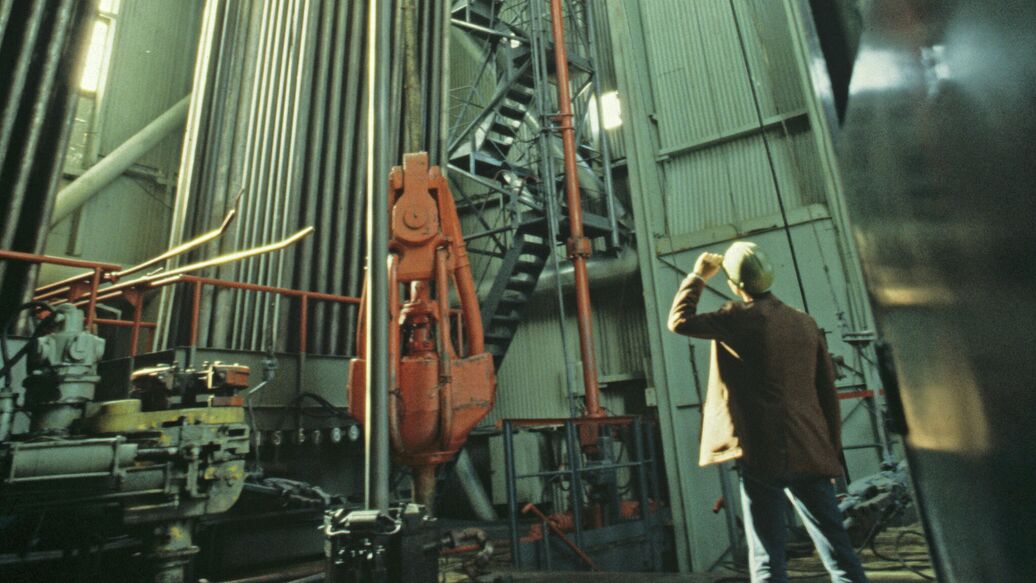 © РИА Новости / А. ВарфоломеевПерейти в медиабанк<br>Подъем 12-километрового бура. Кольская сверхглубокая скважина 